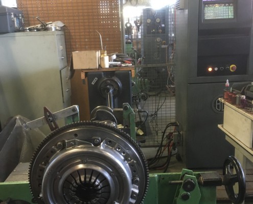 Equilibrage dynamique d'un ensemble Vilebrequin, volant moteur et mécanismes d'embrayage