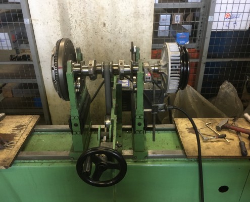 Equilibrage dynamique d'un vilebrequin avec volant moteur, mécanisme d'embrayage et turbine de refroidissement