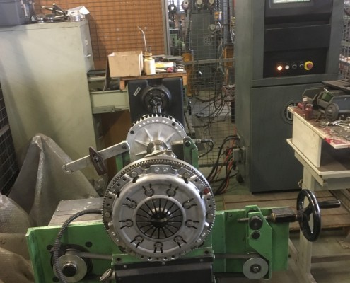 Equilibrage dynamique d'un vilebrequin avec volant moteur, mécanisme d'embrayage et turbine de refroidissement